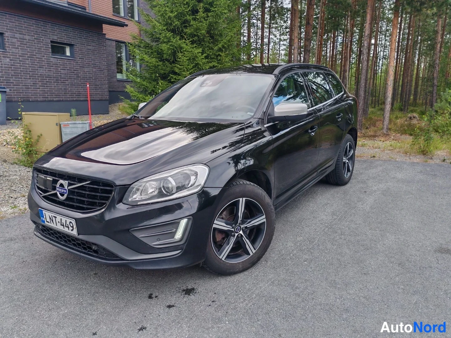 Sivulta: Volvo XC60 seisoo kadulla. Kuvassa on auton kylki ja takapää. Takavalot ovat selkeästi nähtävissä.