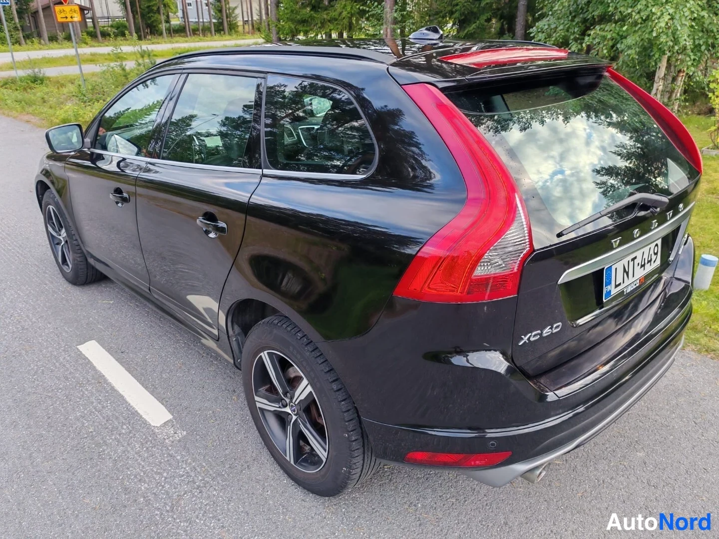 Takaviisto: Mustan farmarin takakulma: Volvo XC60, rekisteritunnus, vasen kylki ja takapää näkyvissä.