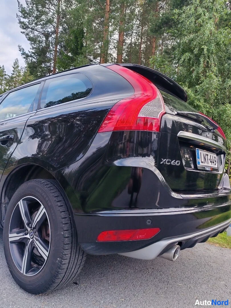 Takaviisto: Mustan Volvo XC60:n takakulma: punaiset takavalot, rekisteritunnus ja XC60-merkintä näkyvissä.