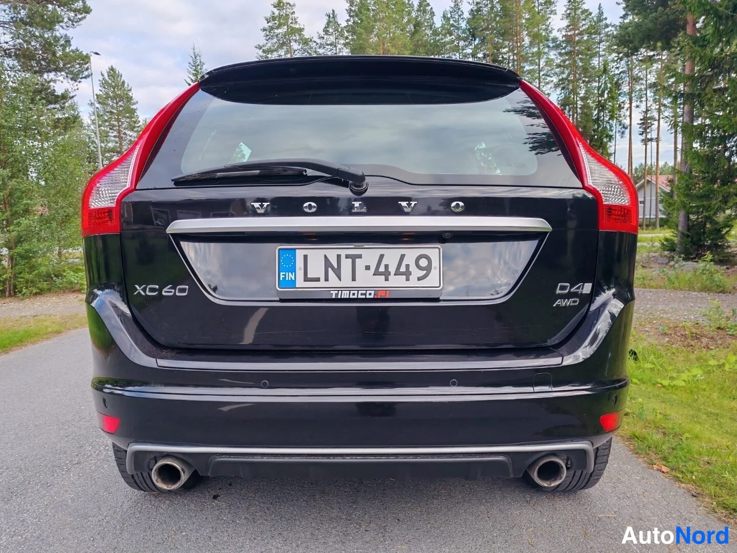 Takaa: Takaapäin kuvattu musta Volvo XC60, rekisteritunnus, kaksi pakoputkea ja D4 AWD -merkintä takaluukussa.