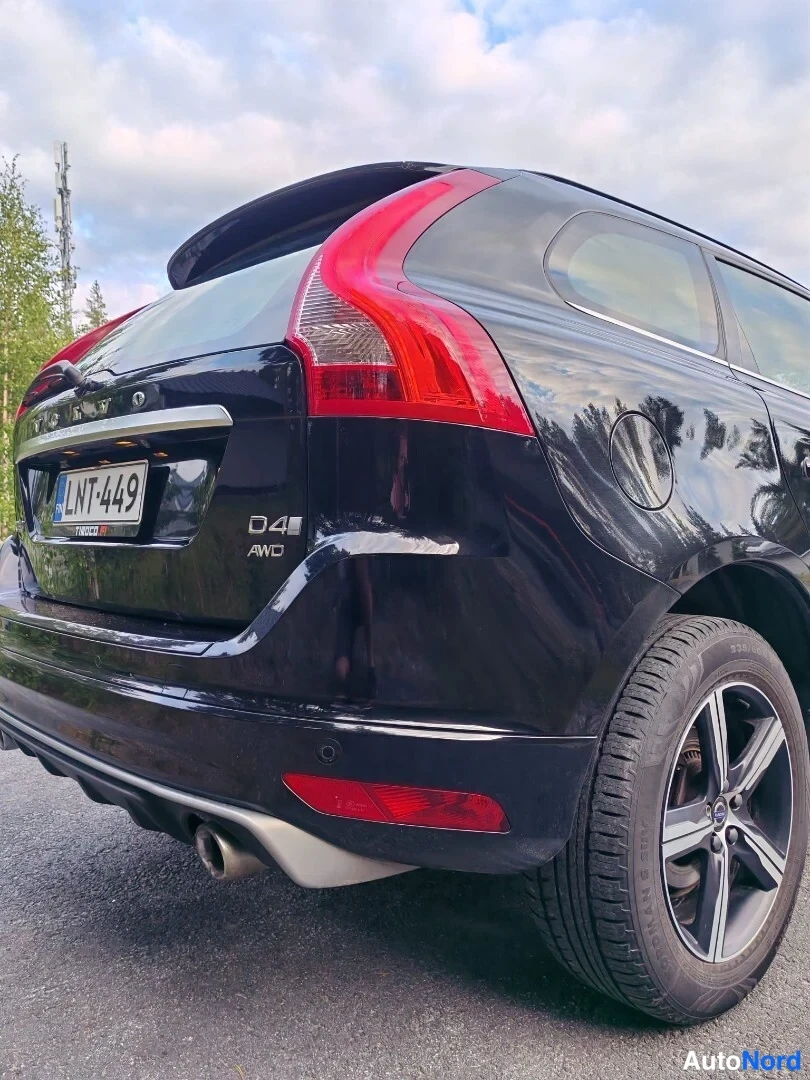 Takaviisto: Musta farmariauto takaa kuvattuna lähikuvassa; D4 AWD-merkintä ja rekisterikilpi.