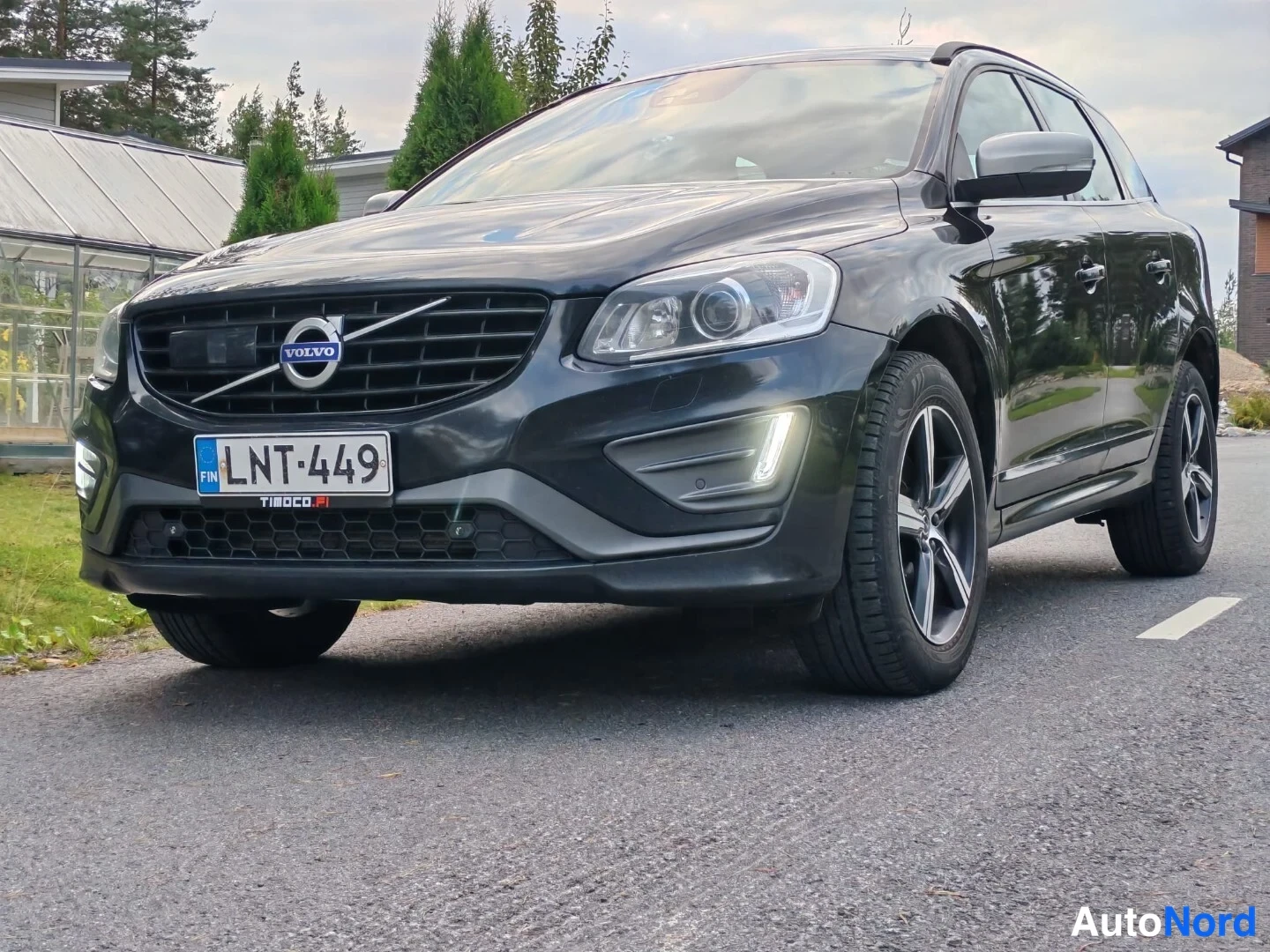 Sivulta: VolvoXC60-seinä ja takapää. Kuvassa on selkeästi auton takavalo ja takapää sekä sen takaputken alaosa.