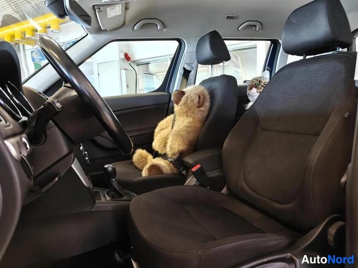Sininen Skoda Yeti 2016, etuistuimet, kuva 6