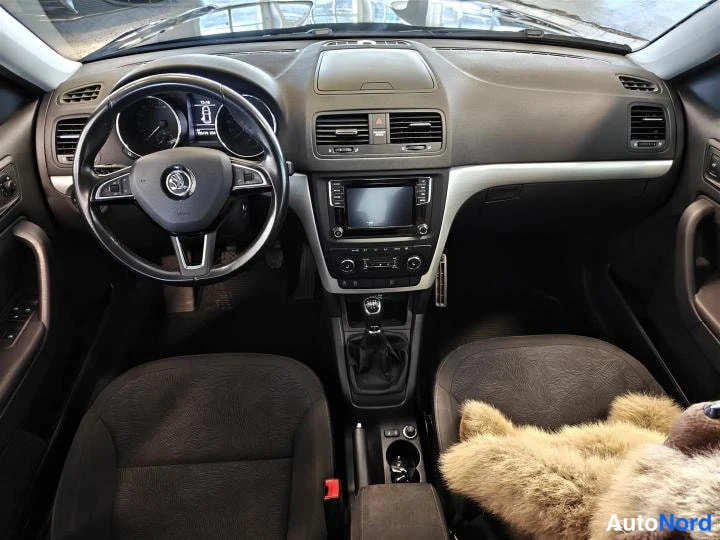 Sininen Skoda Yeti 2016, ohjaamo, kuva 5