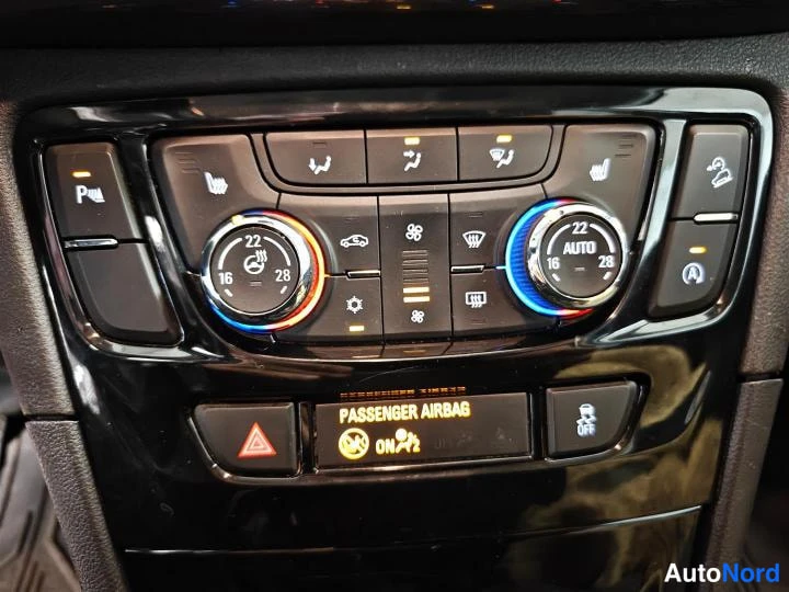 Punainen Opel Mokka X 2018, yksityiskohta, kuva 17