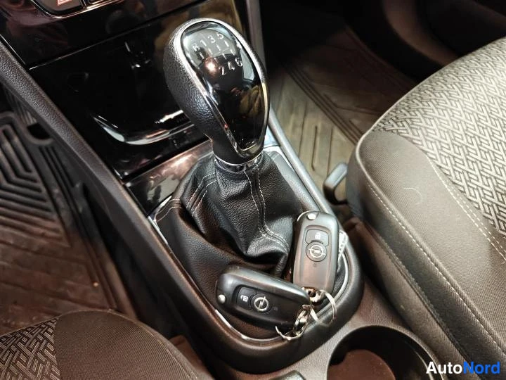 Punainen Opel Mokka X 2018, yksityiskohta, kuva 18
