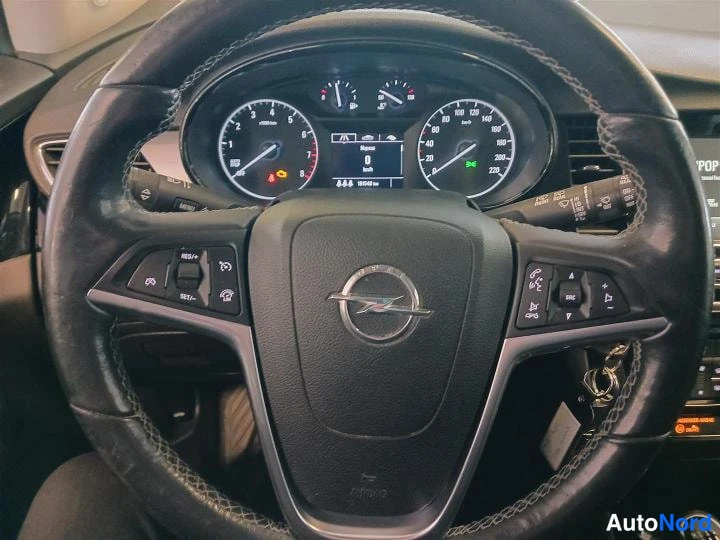 Punainen Opel Mokka X 2018, yksityiskohta, kuva 11