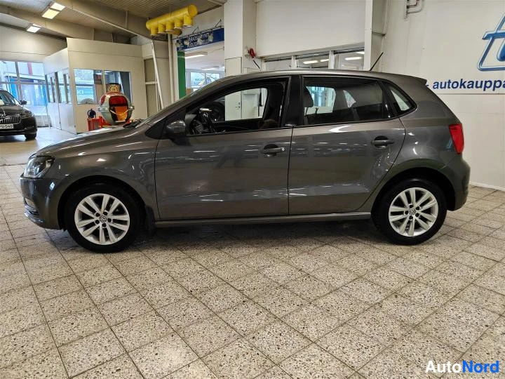 Harmaa Volkswagen Polo 2014, etuviisto, keula vasemmalle, kuva 2