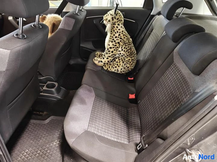 Harmaa Volkswagen Polo 2014, takaistuimet, kuva 11