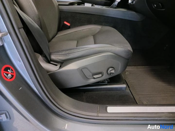 Harmaa Volvo XC60 2018, yksityiskohta, kuva 19