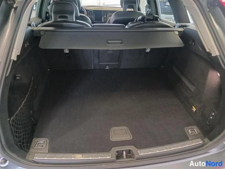 Harmaa Volvo XC60 2018, tavaratila, kuva 13