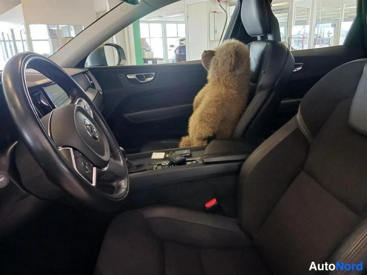 Harmaa Volvo XC60 2018, ohjaamo, kuva 8