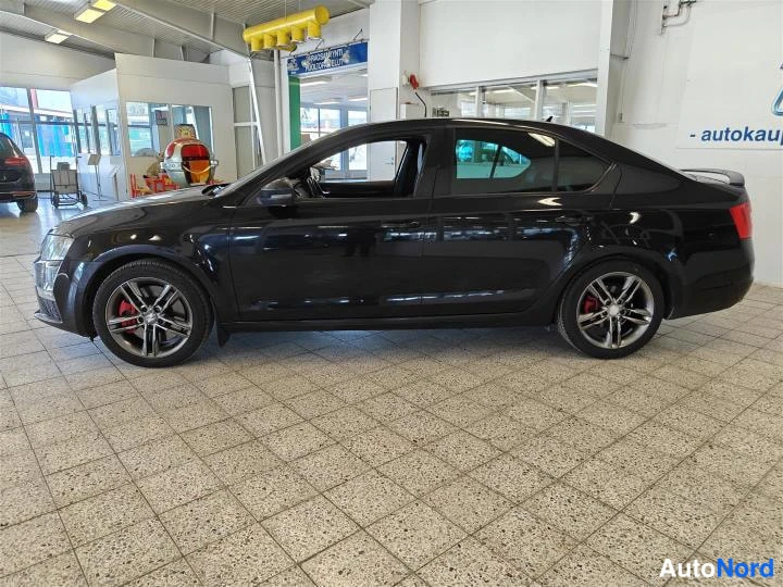 Musta Skoda Octavia 2015, sivulta, kuva 2
