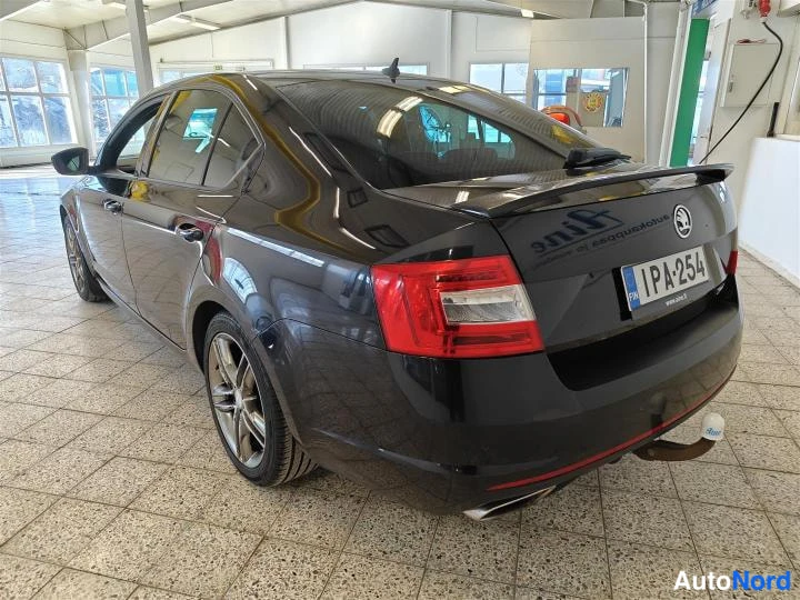 Musta Skoda Octavia 2015, takaviisto, kuva 3