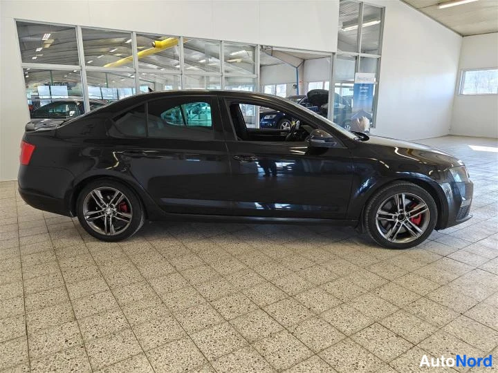 Musta Skoda Octavia 2015, takaviisto, kuva 4