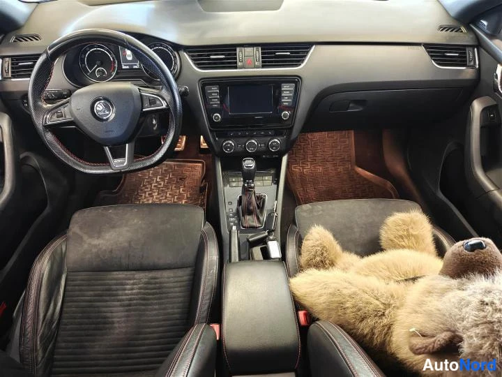 Musta Skoda Octavia 2015, ohjaamo, kuva 5