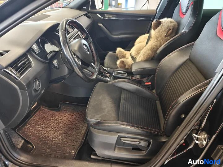 Musta Skoda Octavia 2015, ohjaamo, kuva 6