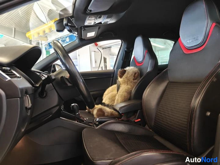 Musta Skoda Octavia 2015, ohjaamo, kuva 7