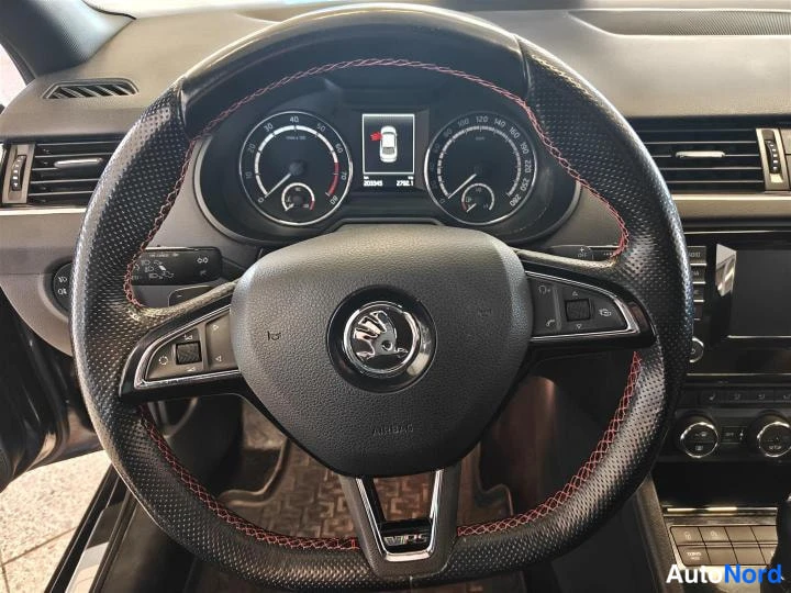 Musta Skoda Octavia 2015, yksityiskohta, kuva 11
