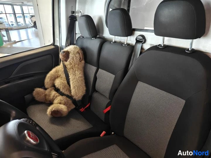 Valkoinen Fiat Doblo 2021, etuistuimet, kuva 9