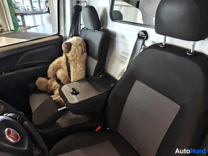Valkoinen Fiat Doblo 2021, etuistuimet, kuva 10