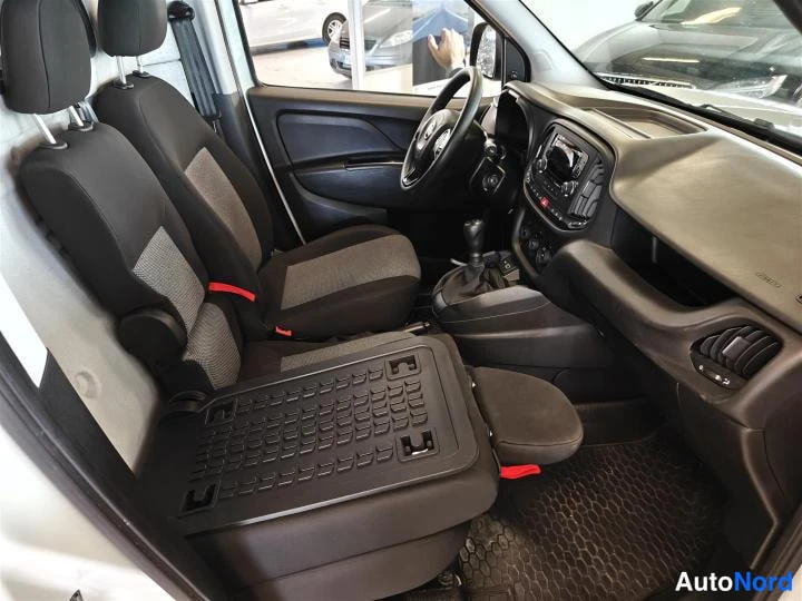Valkoinen Fiat Doblo 2021, ohjaamo, kuva 8
