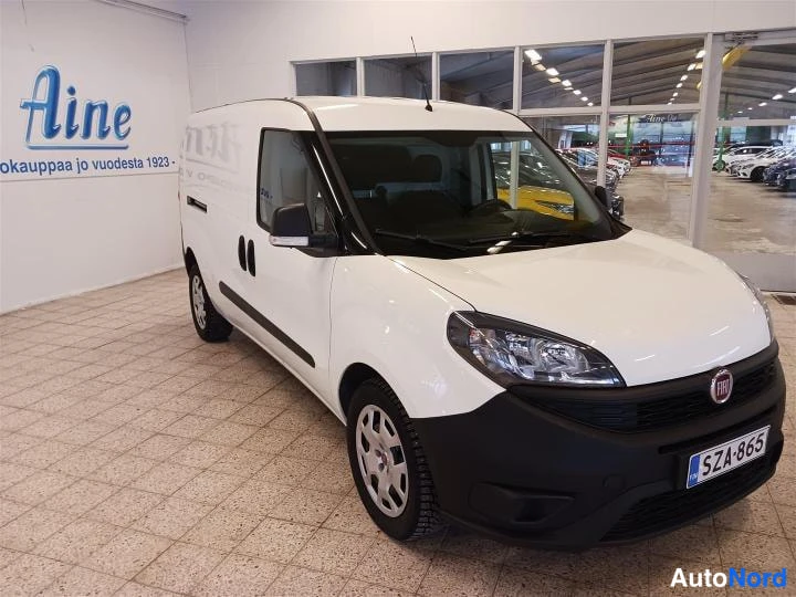 Valkoinen Fiat Doblo 2021, etuviisto, keula oikealle, kuva 3