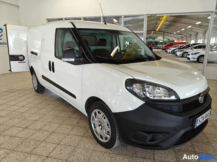 Valkoinen Fiat Doblo 2021, etuviisto, keula oikealle, kuva 2