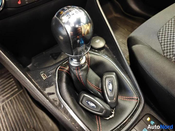 Punainen Ford Fiesta 2020, yksityiskohta, kuva 19