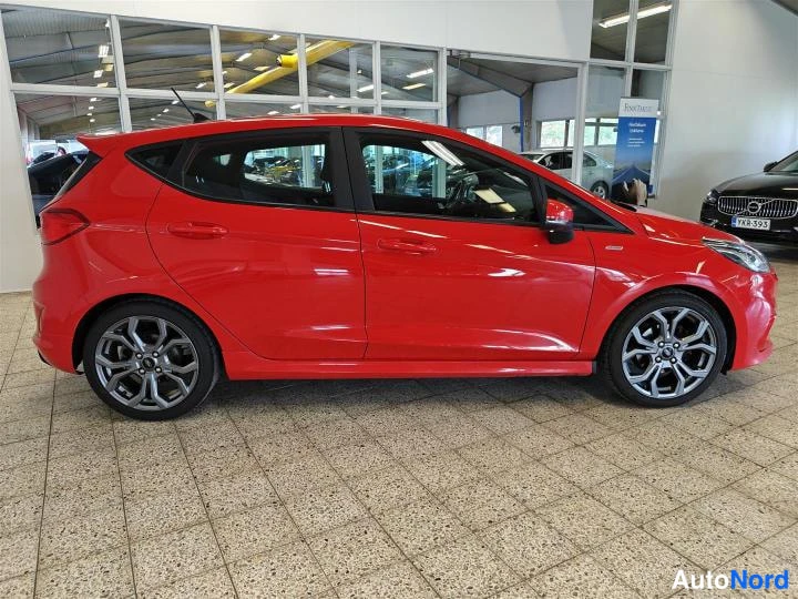 Punainen Ford Fiesta 2020, sivulta, kuva 4