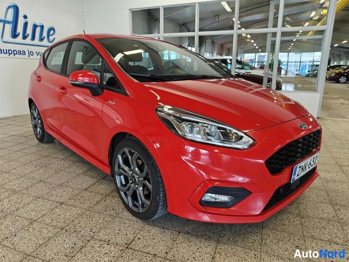 Punainen Ford Fiesta 2020, etuviisto, keula oikealle, kuva 3