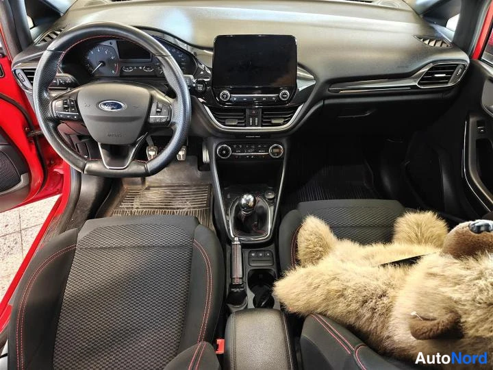 Punainen Ford Fiesta 2020, ohjaamo, kuva 8