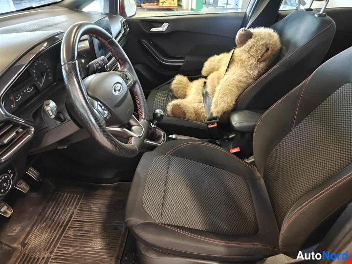 Punainen Ford Fiesta 2020, ohjaamo, kuva 9