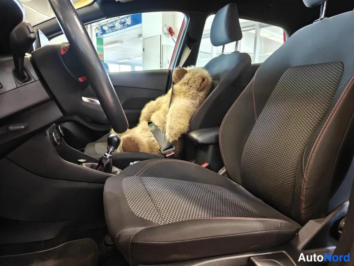 Punainen Ford Fiesta 2020, etuistuimet, kuva 10