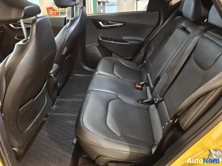 Keltainen Kia EV6 2023, takaistuimet, kuva 11