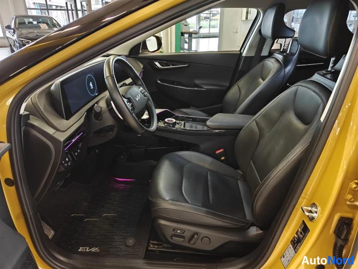 Keltainen Kia EV6 2023, etuistuimet, kuva 9