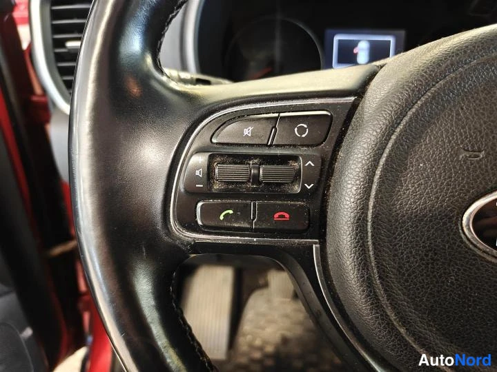 Punainen Kia Sportage 2016, yksityiskohta, kuva 22