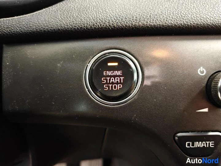 Punainen Kia Sportage 2016, yksityiskohta, kuva 18