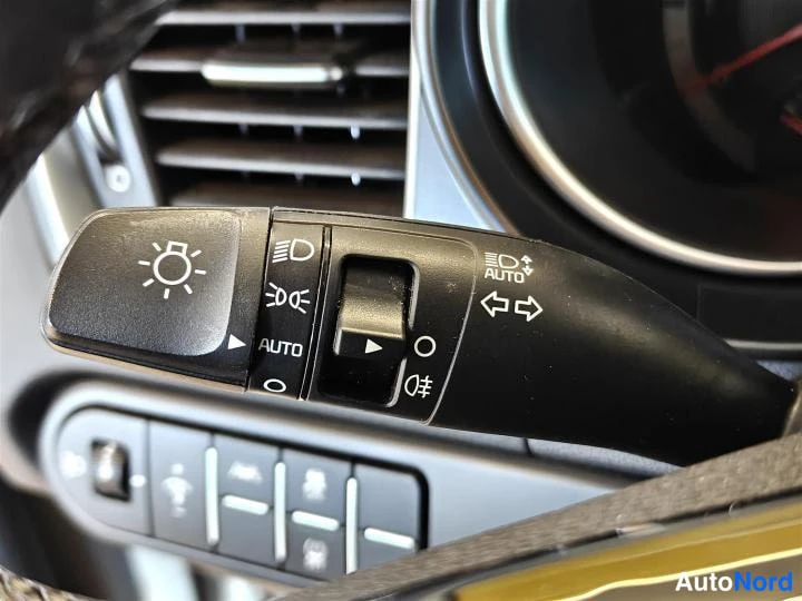 Valkoinen Kia Ceed 2023, yksityiskohta, kuva 22