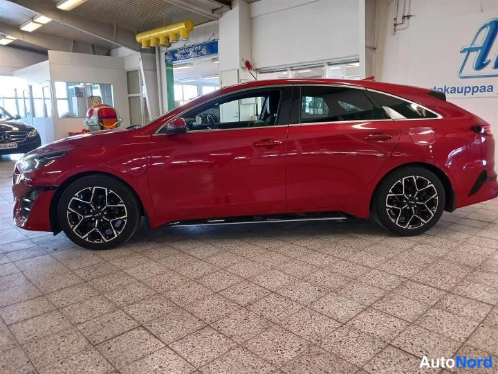 Punainen KIA ProCeed 2023, etuviisto, keula vasemmalle, kuva 2
