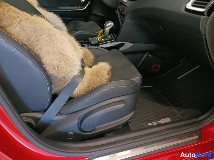 Punainen KIA ProCeed 2023, etuistuimet, kuva 9