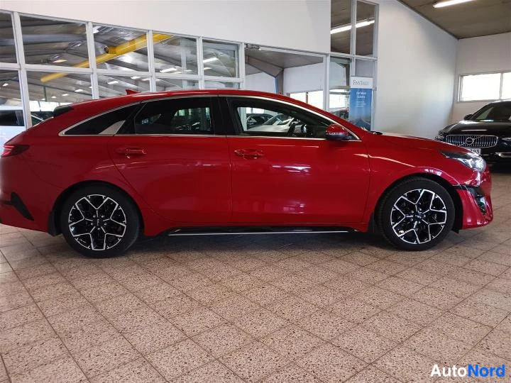 Punainen KIA ProCeed 2023, sivulta, kuva 4