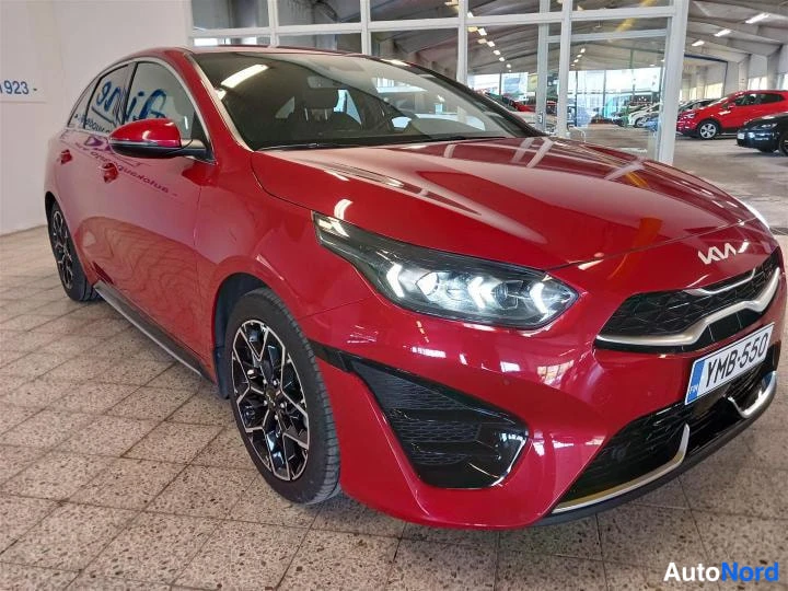 Punainen KIA ProCeed 2023, etuviisto, keula oikealle, kuva 3