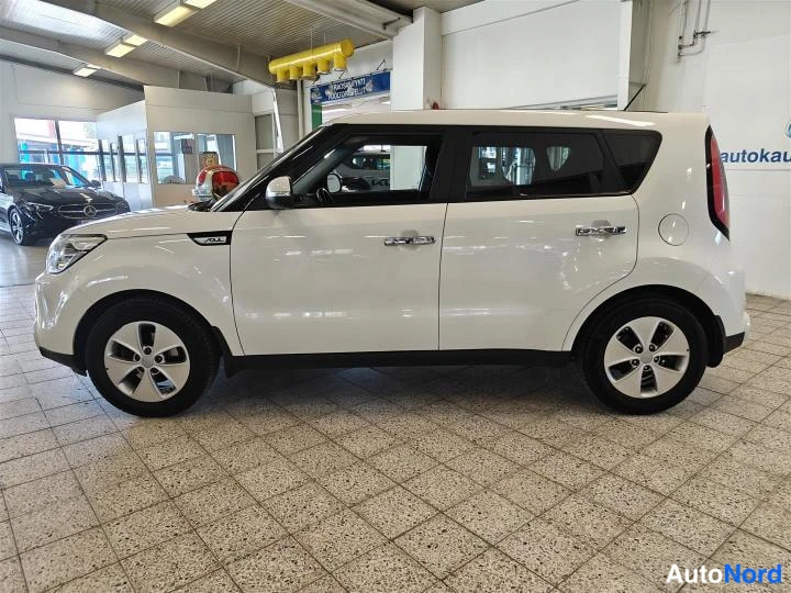 Valkoinen Kia SOUL 2015, etuviisto, keula vasemmalle, kuva 2