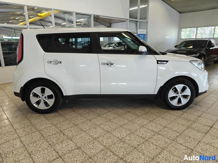 Valkoinen Kia SOUL 2015, etuviisto, keula oikealle, kuva 3