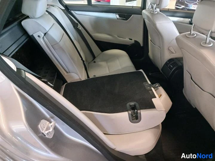 Harmaa Mercedes-Benz C 220 CDI 2011, takaistuimet, kuva 9