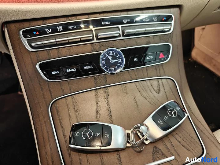 Musta Mercedes-Benz E 200 d 2011, yksityiskohta, kuva 19