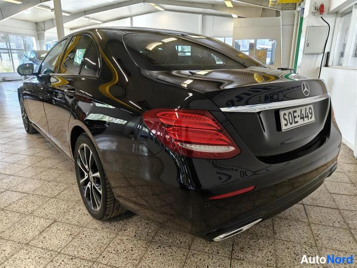 Musta Mercedes-Benz E 200 d 2011, takaviisto, kuva 3