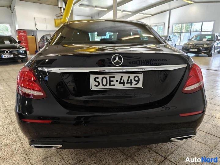 Musta Mercedes-Benz E 200 d 2011, takaa, kuva 5