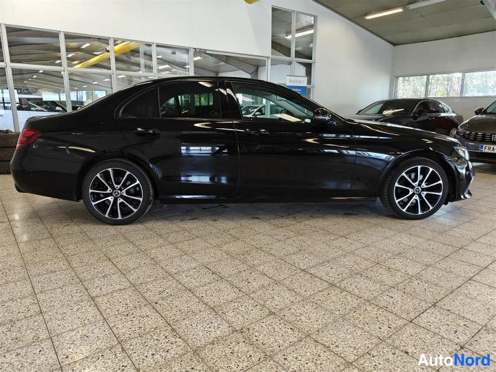 Musta Mercedes-Benz E 200 d 2011, sivulta, kuva 2
